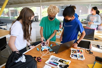 Students in Introduction to Autonomous Cars course